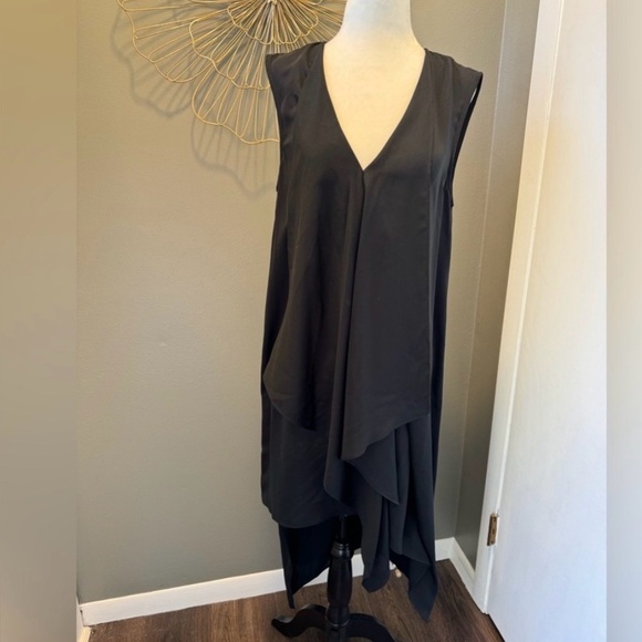 BCBGMaxAzria Dresses & Skirts - BCBGmaxazria black flowy sleeveless black dress Sz M. Below knee length